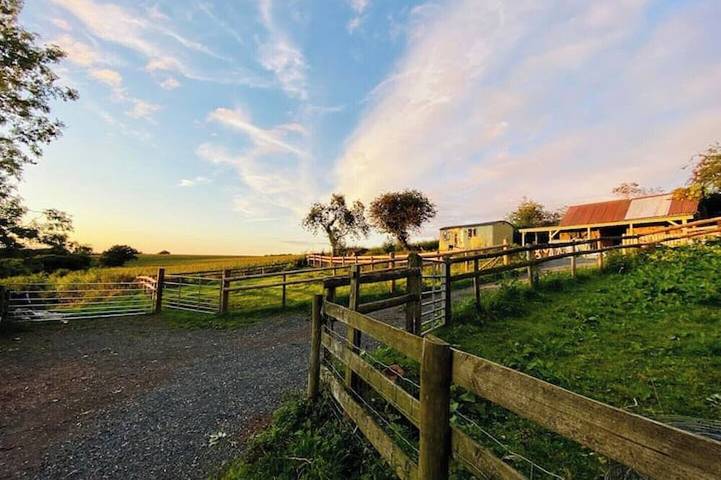The Hut on the Hill - hottub, heating & stable. in Gloucestershire
