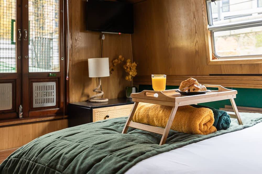 4* Luxury floating wide beam houseboat moored in Edinburgh city center. in Edinburgh, Edinburgh and Lothian