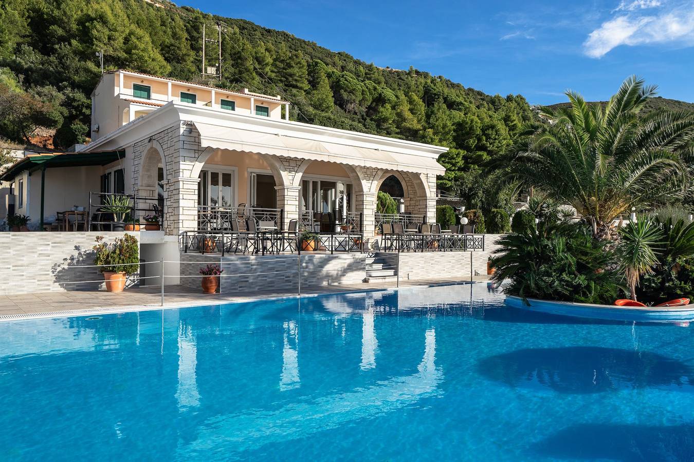 Entire studio, Apartment in a Hotel 'Sunset Premium Studio 1' with Sea View, Shared Pool, & Wi-Fi in Agios Nikitas, Greece