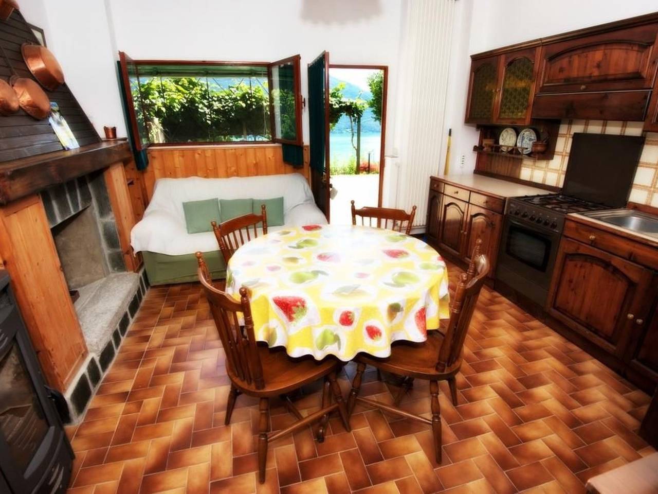 Ganze Wohnung, Wohnung 'Garden' mit Wasserblick in Vercana, Gemeinde Vercana