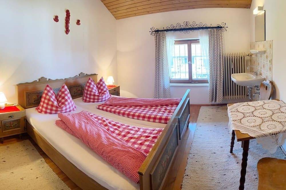 Ganze Wohnung, Ferienwohnung Hochgern mit separatem Schlafzimmer und Balkon 70qm in Prien, Prien am Chiemsee