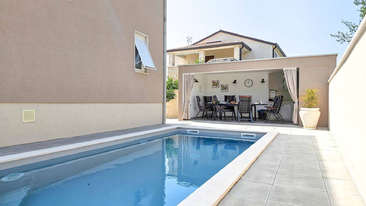 Strandnahe Villa mit Privatpool, genialer Outdoor-Kueche, Waschmaschine - hundefreundlich in Zambratija, Umag und Umgebung