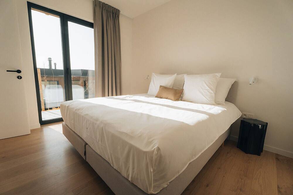 Oakstone Lodge- 12 person gite with Jacuzzi, swimming pool and sauna in Houyet, Region Namur