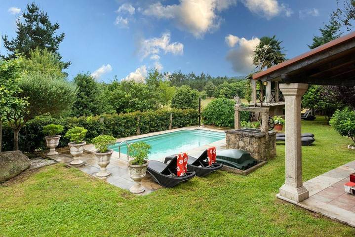 Location de vacances pour 8 personnes, avec piscine et jardin à Brión