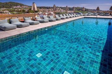 Hôtel pour 3 personnes, avec piscine et vue ainsi que terrasse et bassin pour enfant à Pineda de Mar