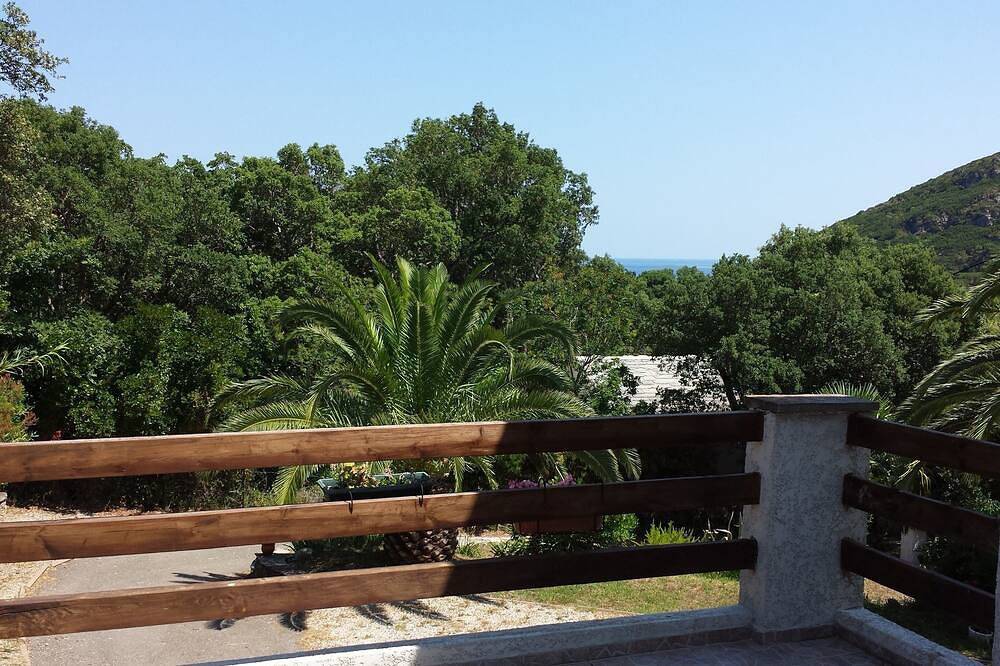 Cima della villa con giardino a 3 minuti a piedi dalla spiaggia in Sisco, Capo Corso