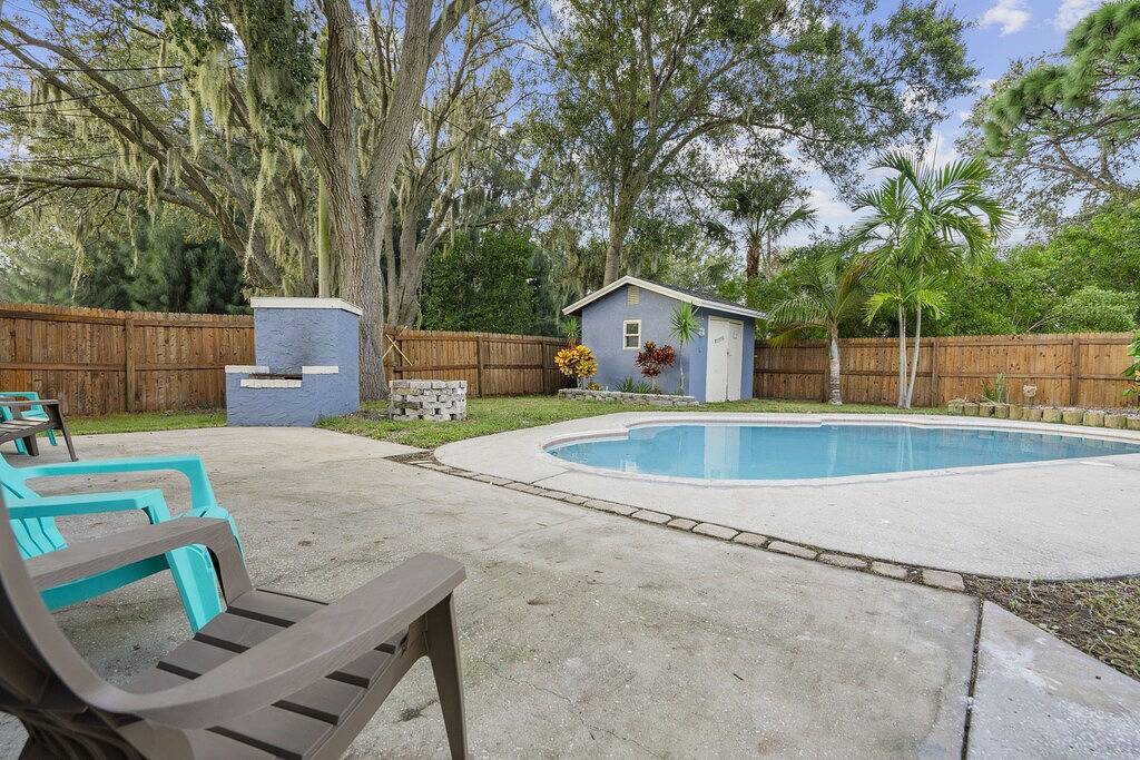 Entire Home, Pool, Lanai/Porch, Private Bar, Minutes to Beach, Fully Stocked!! in Largo, Pinellas County