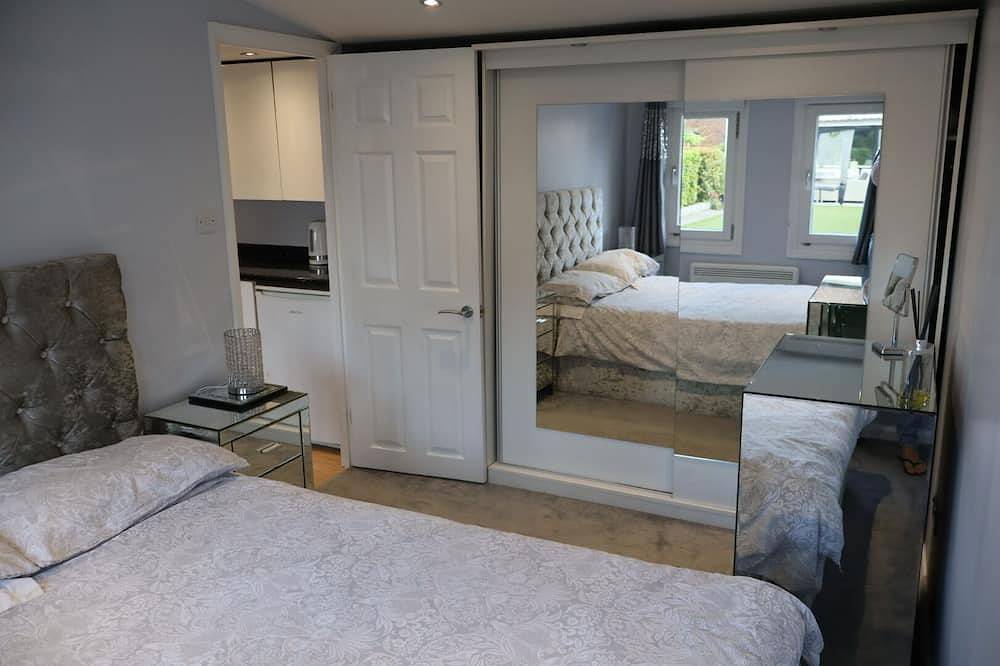 Modern cabin in residential area near 2 train stations with mainlines to London in Bromley, London
