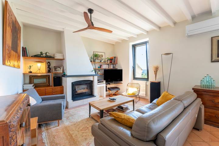 Vakantiehuis 'Le Sophora' met Uitzicht op de Bergen, Wi-Fi en Airconditioning in Rochefort-du-Gard, Nimes en omgeving
