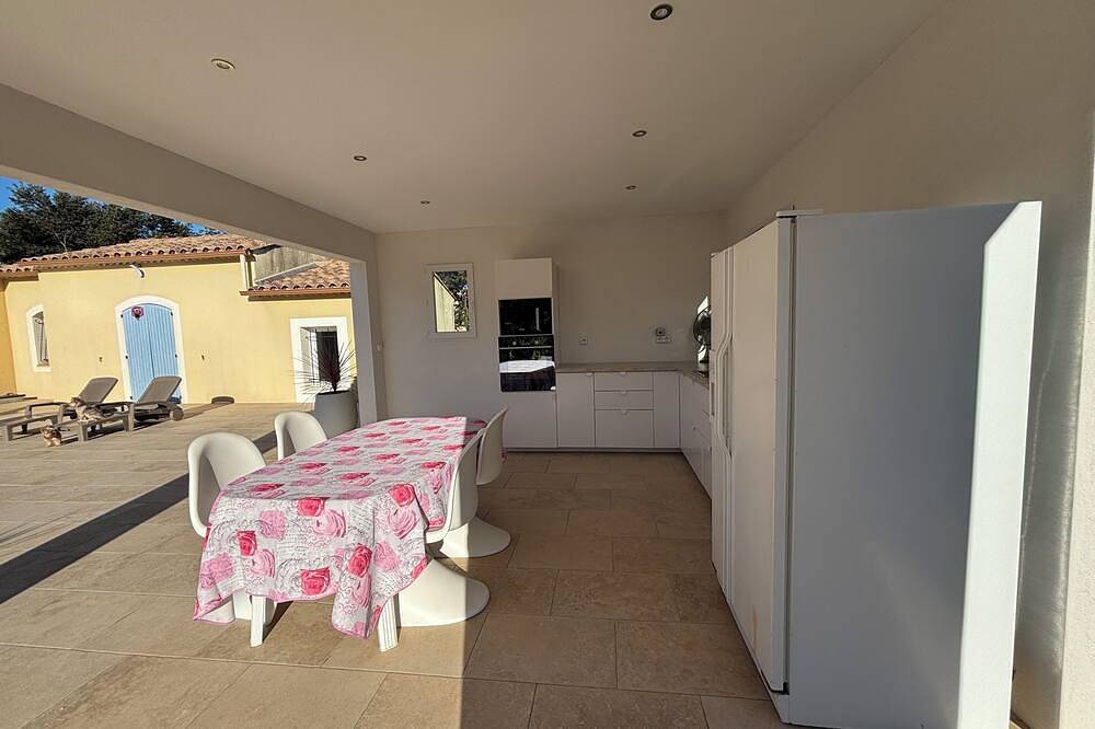 Villa with swimming pool, pool house, air conditioning in Poulx, Nimes region