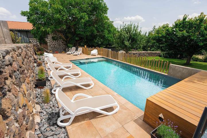 Location de vacances pour 15 personnes, avec jardin ainsi que jacuzzi et terrasse à Cussac-sur-Loire