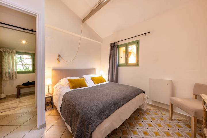 Gîte pour 3 personnes, avec jardin ainsi que piscine et terrasse, animaux acceptés à Grasse - 4