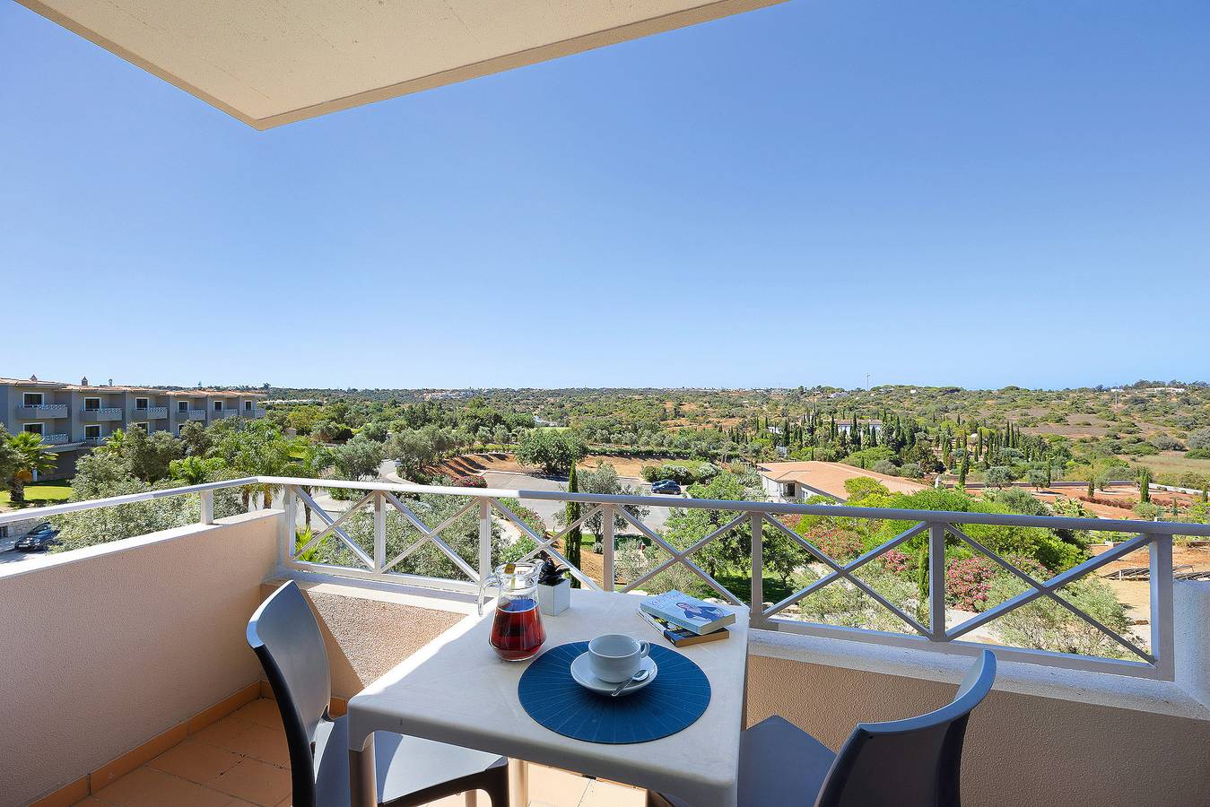 Entire apartment, Pestana Gramacho Residence Studio with Mountain View, Pool & Wi-Fi in Estômbar, Estômbar e Parchal