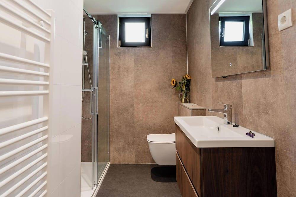 Luxe en duurzame 4-persoons recreatievilla’s met hoge raampartijen, volledig gasloos en voorzien van zonnepanelen. Geniet van een stijlvolle living, luxe keuken, twee comfortabele slaapkamers en een ruime badkamer met regendouche. Inclusief opgemaakt in Nederlandse Noordzeekust