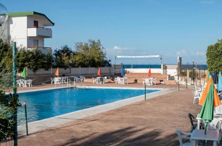 Appartamento per 4 persone, con panorama e piscina nonché balcone a Torre a Mare