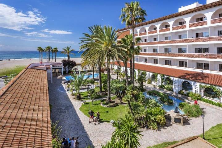 Hôtel pour 2 personnes, avec Terrasse ainsi que Jardin et Piscine