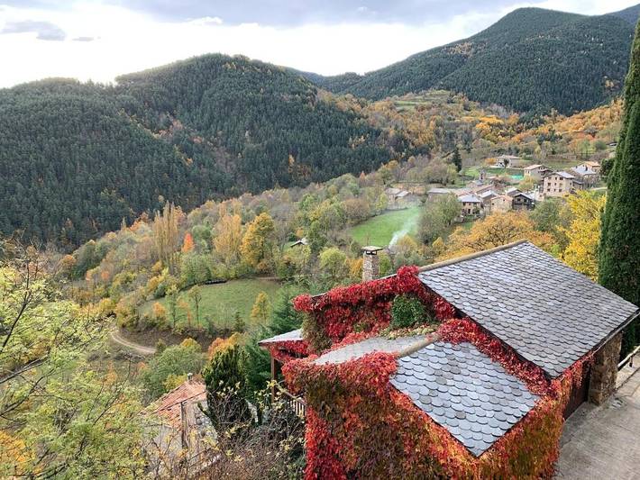 Casa rural para 4 personas, con vistas además de piscina y jardín en Ripollès