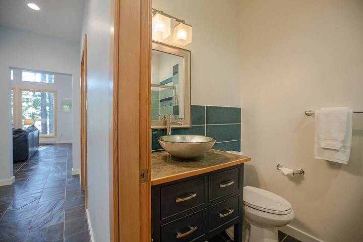 Vacation rental for 6 people, with balcony and garden, with pets in Tofino