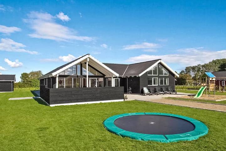 Ferienhaus für 16 Personen, mit Sauna und Garten sowie Whirlpool, mit Haustier