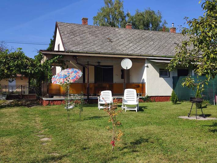 Ferienhaus mit Gartenmöbeln in der Nähe vom Balaton in Balatonfenyves, Plattensee Südufer