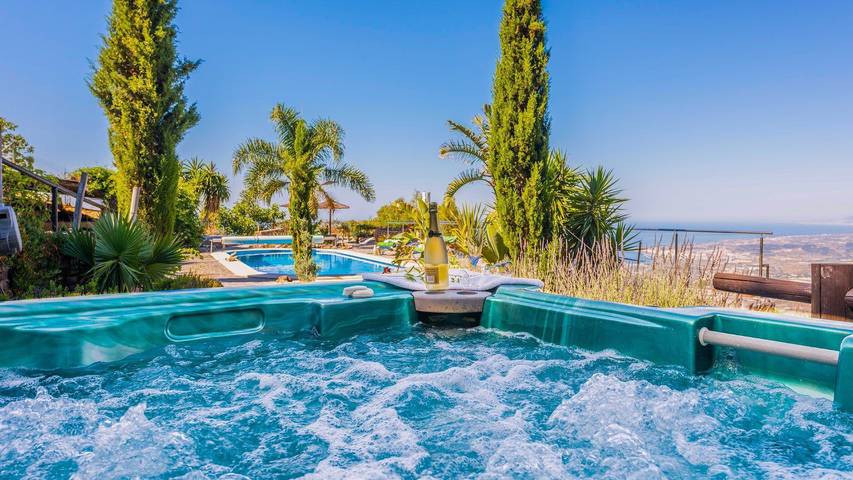 Villa pour 8 personnes, avec balcon/terrasse ainsi que piscine et jacuzzi, animaux acceptés - 1