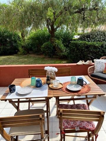 Gîte pour 4 personnes, avec terrasse, adapté aux familles dans Plage Republique Frejus