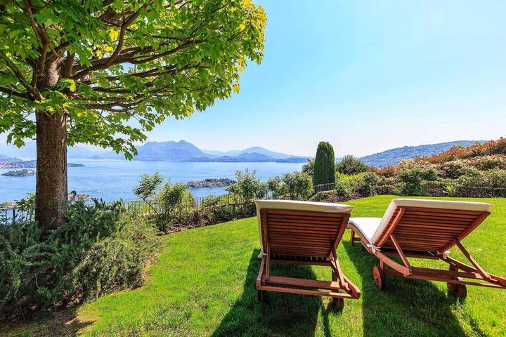 Villa pour 9 personnes, avec jardin et vue sur le lac ainsi que vue et piscine à Comune di Stresa
