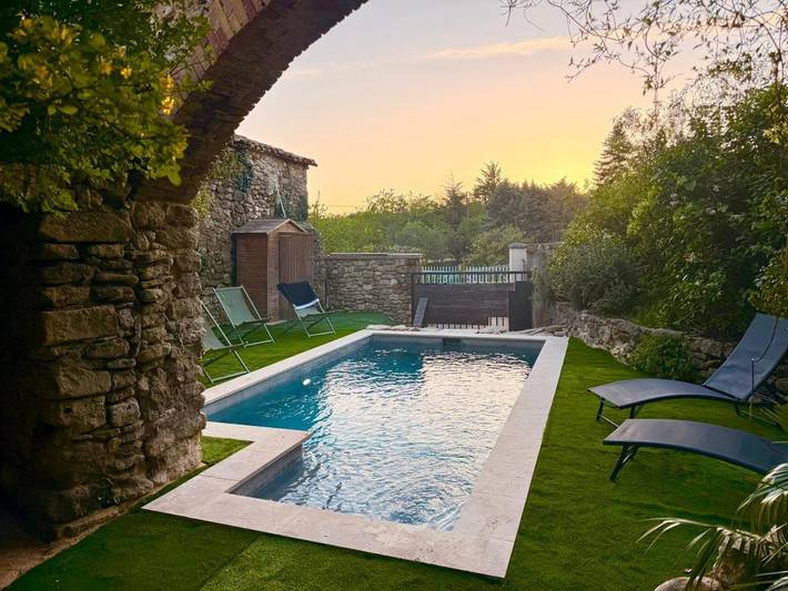 Gîte pour 4 personnes, avec jardin ainsi que vue et piscine, animaux acceptés à Réauville