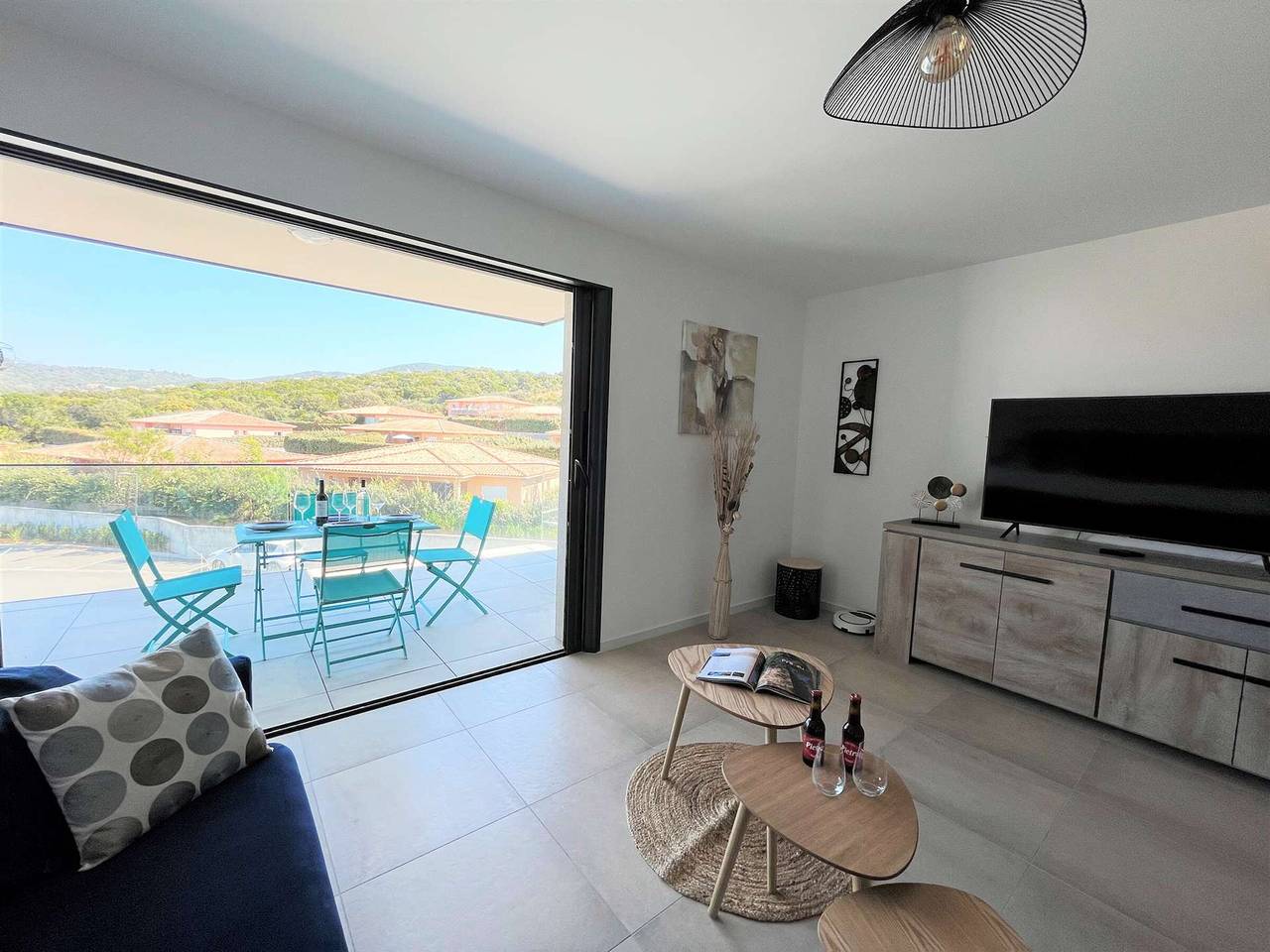 Ganze Wohnung, 2-Zimmer-Wohnung mit Terrasse, 650m zum Strand, Parkplatz – Komfort & Nähe zu Geschäften in Albitreccia, Ajaccio und Umgebung