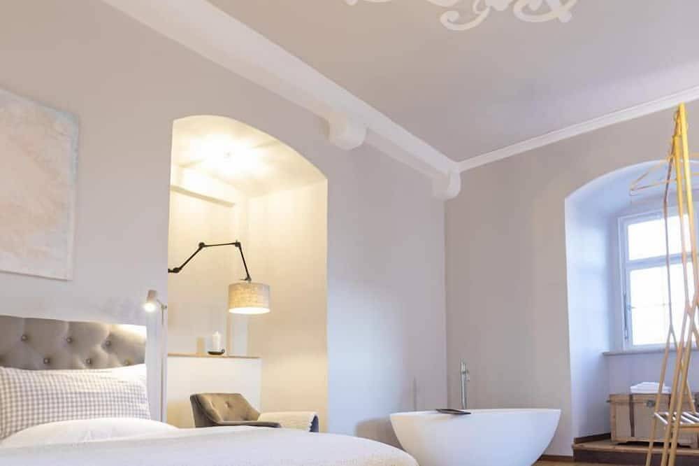 Der historische Schlossturm in Kirchberg besticht mit spektakulärem Ausblick, Parkett, Stuck und modernem Interieur in Kirchberg an der Jagst, Hohenlohe