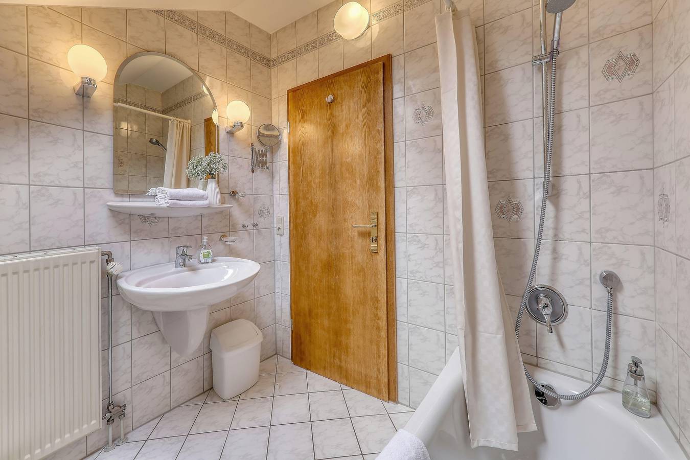 Ganzes Studio, Studio Predigtstuhl mit Morgensonne in Spiegelau, Ostbayern