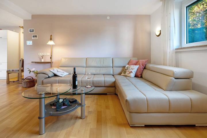 Ganze Wohnung, Ferienwohnung Lilly mit privater Terrasse, privatem Garten und Wi-Fi in Hofgeismar, Landkreis Kassel