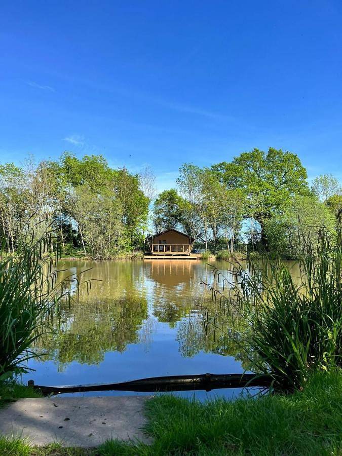 Glamping for 4 people, with hot tub, with pets in Worcestershire