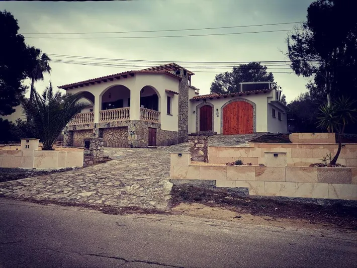 Villa pour 9 personnes, avec jardin et piscine ainsi que terrasse et vue - 1