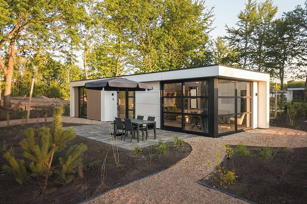 Luxe en duurzame 4-persoons recreatievilla’s met hoge raampartijen, volledig gasloos en voorzien van zonnepanelen. Geniet van een stijlvolle living, luxe keuken, twee comfortabele slaapkamers en een ruime badkamer met regendouche. Inclusief opgemaakt in Nederlandse Noordzeekust