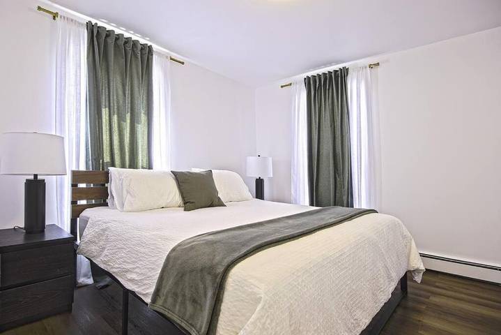 Entire apartment, Sherby Prestige - Parking, King Bed, Sleeps 6 in Sherbrooke, Quebec