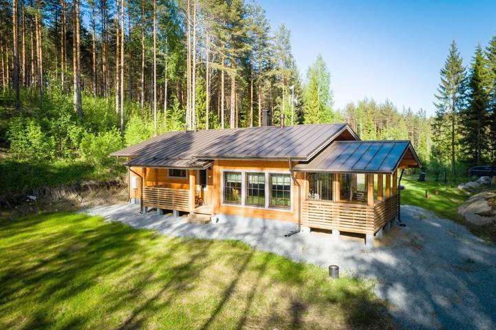 Ferienhaus für 8 Personen, mit Balkon und Terrasse sowie Garten und Sauna in Rantasalmi