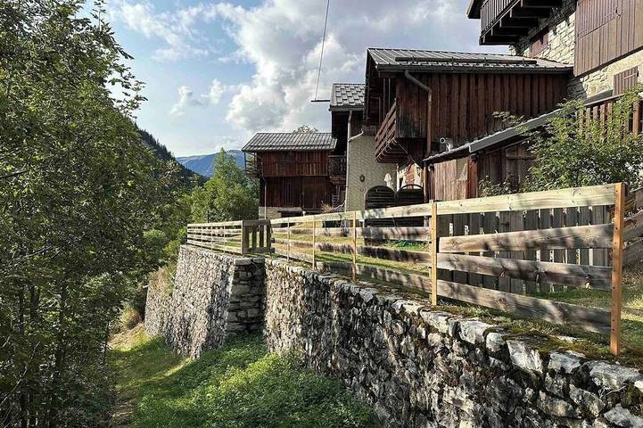 Location de vacances pour 6 personnes, avec jardin et balcon à Planay