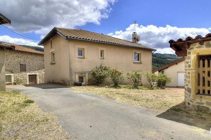 Gîte pour 12 personnes, avec jardin dans Saint-Bonnet-le-Troncy