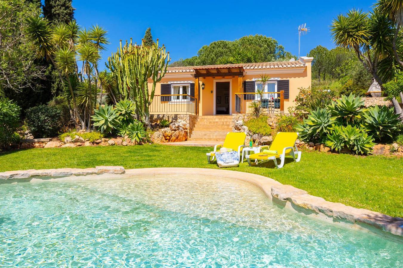 Villa para 2 pessoas com terraço in Mexilhoeira Grande, Distrito de Faro