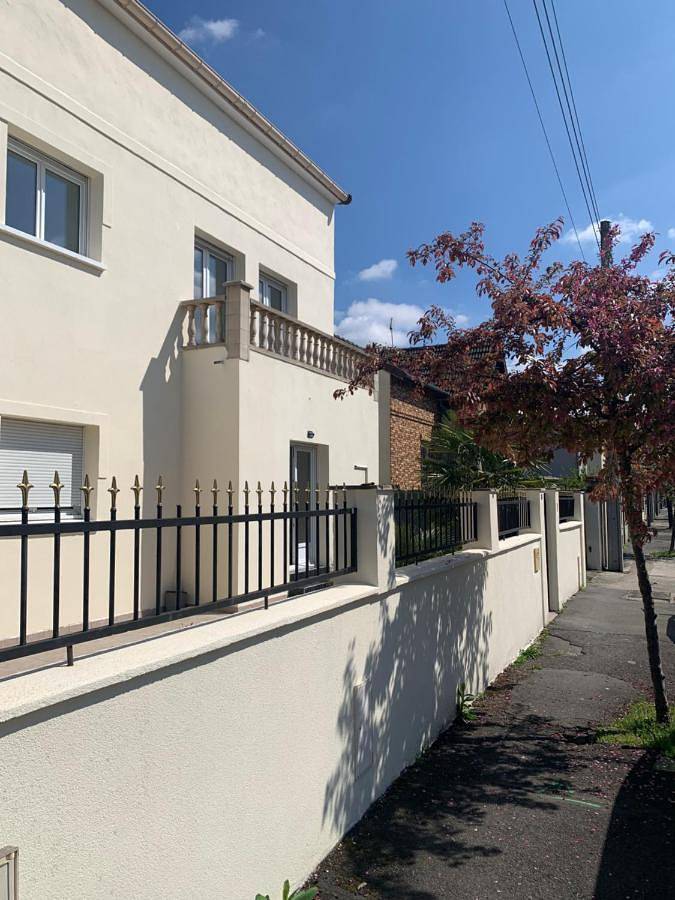 Double Room with Shared Bathroom in Bondy, Seine-Saint-Denis