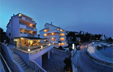 Location de vacances pour 18 personnes, avec terrasse à Okrug Gornji