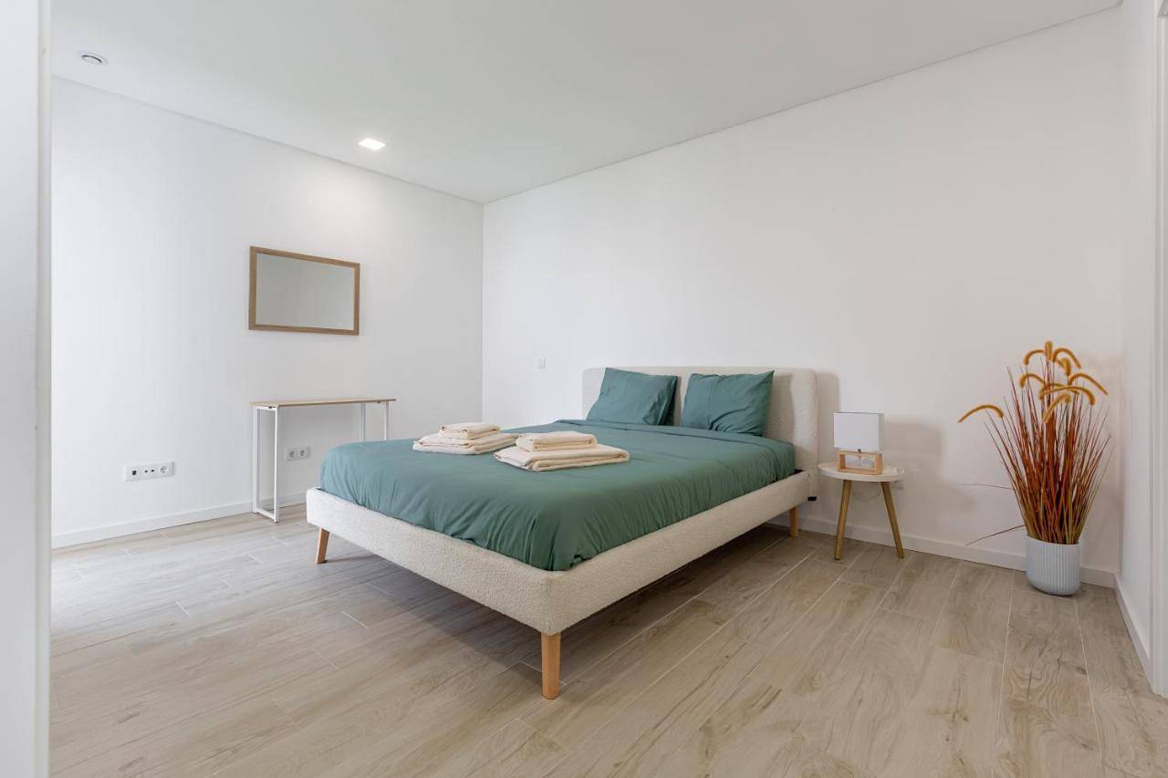 Three-Bedroom House in Santa Bárbara, Lissabon Distrikt