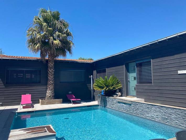 Location de vacances pour 4 personnes, avec piscine ainsi que vue et terrasse dans Plage Saint-Jean des Sables - 2