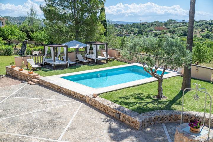 Entire apartment, Apartment 'Vista Montaña' with Mountain View, Shared Pool and Wi-Fi in Establiments, Palma