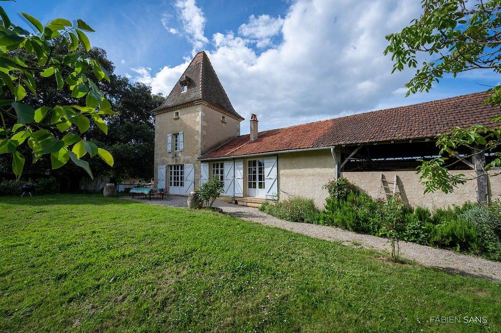 Pigeonnier au calme de  la campagne gersoise , piscine chauffée in Castéra-Verduzan, Gers