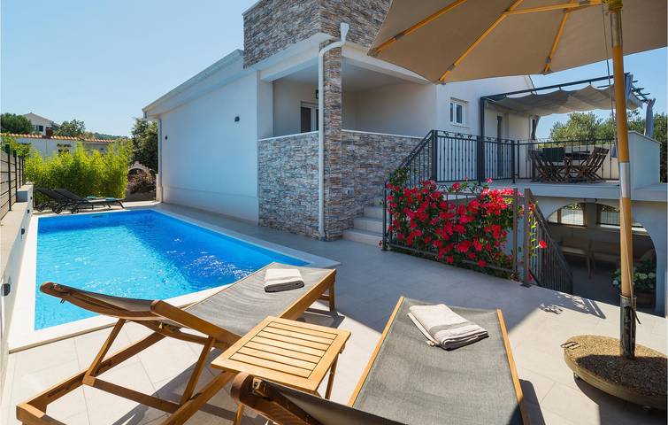 Urlaub am Meer: 1,5 km zur Küste, mit Pool, Terrasse und Blick auf das Stadtzentrum in Maslinica, Solta