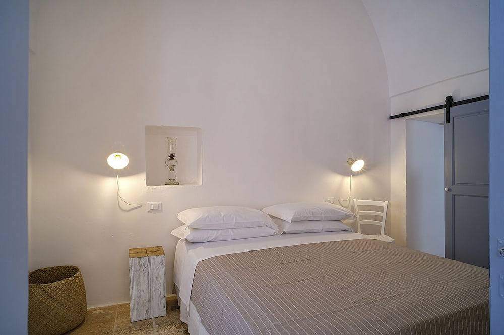 Unveiling Paradise: 6-Bedroom stylish farmhouse with pool in Apulian Countryside in Noci, Bari Province