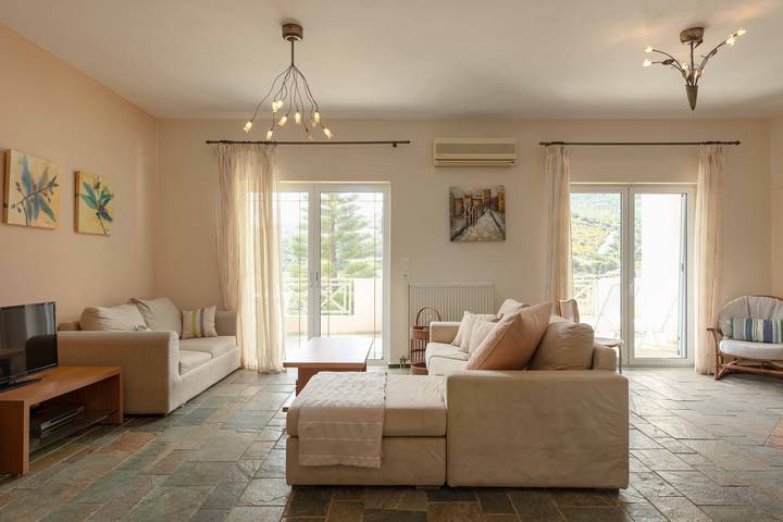 Ganze Wohnung, Apartment 'Villa Melenia 2' mit Panoramablick aufs Meer, Wlan und Klimaanlage in Agia Pelagia, Achlada