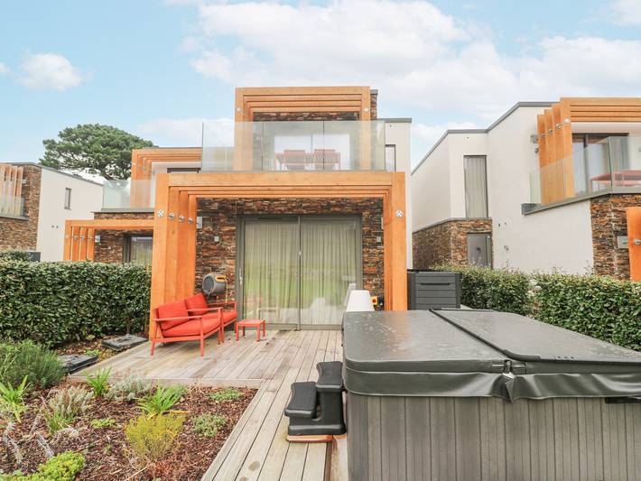 Villa with pool for 4 people, with garden and pool in England